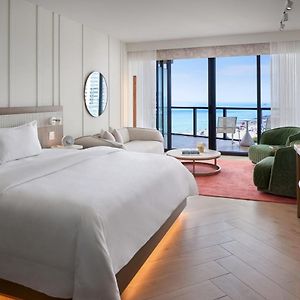 Guest Room 1 King Floor 9-19 Ocean View High Floor Balcony